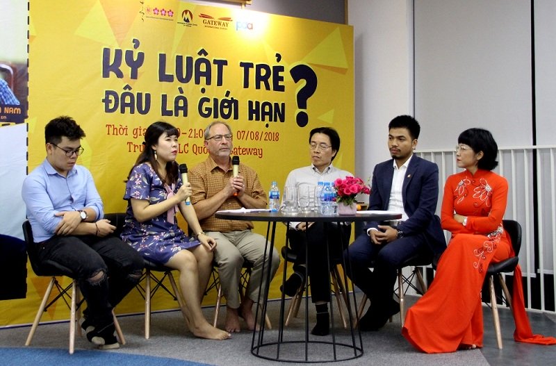 Bố lôi 2 chị em gái ra sân bắt quỳ xuống, em gần như chết lặng