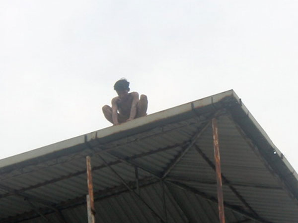 Cảnh sát giải cứu thanh niên ngáo đá trên sân thượng nhà dân