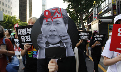 20.000 người Hàn Quốc biểu tình vì cựu tỉnh trưởng thoát tội cưỡng hiếp