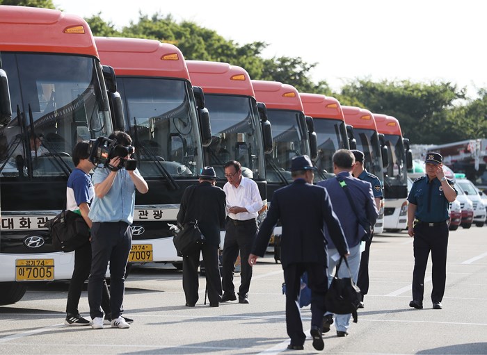 Đoàn Hàn Quốc di chuyển tới địa điểm tổ chức sự kiện đoàn tụ các gia đình ly tán