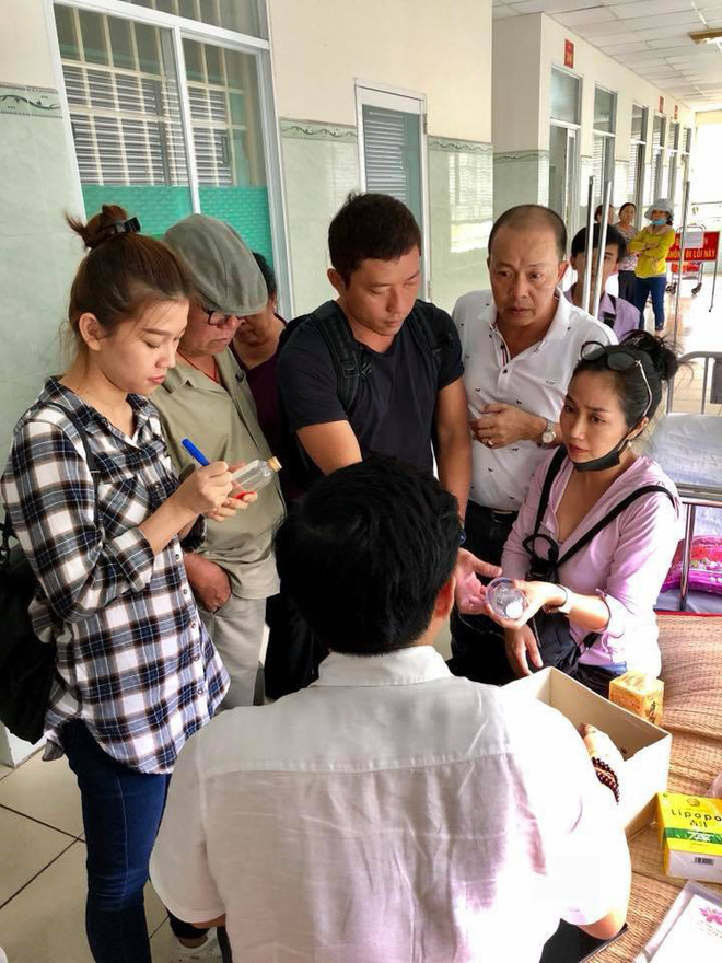 Mai Phương cười tươi lạc quan trên giường bệnh, tiếp đón từng nghệ sĩ tới thăm dù sức khoẻ còn yếu