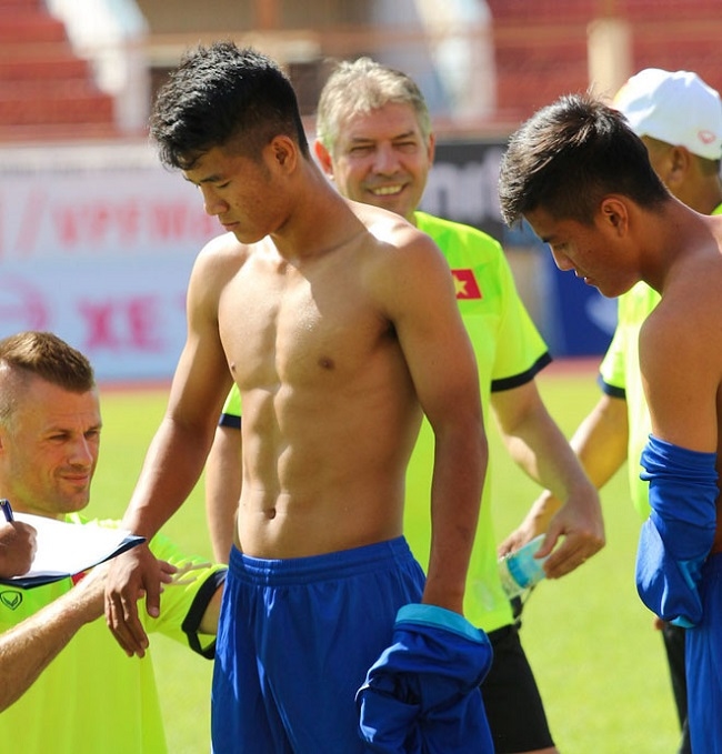 Tuyển Việt Nam ngâm bể nước đá phục hồi thể lực, fan nữ tranh thủ ngắm thân hình 6 múi cực chuẩn của dàn cầu thủ