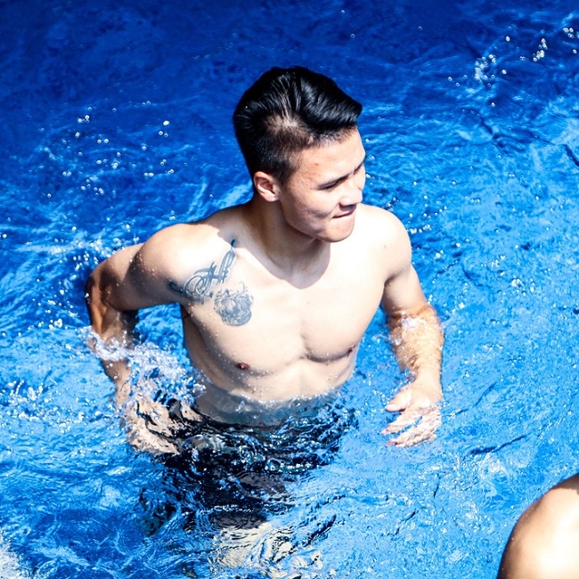 Tuyển Việt Nam ngâm bể nước đá phục hồi thể lực, fan nữ tranh thủ ngắm thân hình 6 múi cực chuẩn của dàn cầu thủ