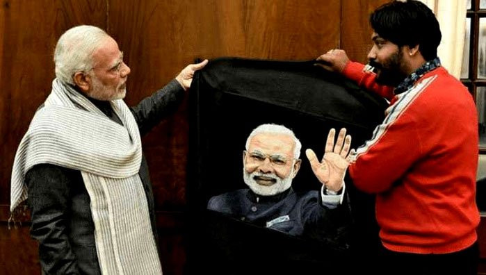 Họa sĩ vẽ tranh bằng... máy may độc nhất vô nhị