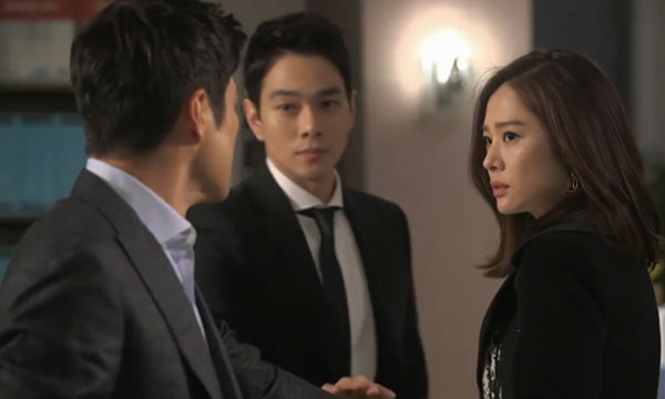 Một ngày vô tình phát hiện ra cô bạn gái ngoan hiền, gia giáo bấy lâu thường xuyên đóng cửa phòng tâm sự cùng anh trai