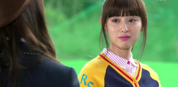 Một ngày vô tình phát hiện ra cô bạn gái ngoan hiền, gia giáo bấy lâu thường xuyên đóng cửa phòng tâm sự cùng anh trai