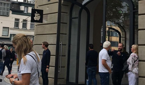 Apple Store ở Hà Lan sơ tán khách hàng vì pin iPad quá nóng