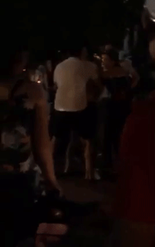 Xôn xao clip nhóm nam thanh niên giữ tay cô gái trẻ để người vợ đấm vào mặt đánh ghen trên phố Hà Nội