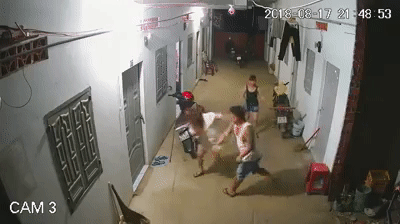 Người đàn ông xăm trổ hung hăng lao vào đánh đấm 2 cô gái dã man tại xóm trọ gây bức xúc