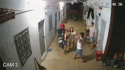 Người đàn ông xăm trổ hung hăng lao vào đánh đấm 2 cô gái dã man tại xóm trọ gây bức xúc Người đàn ông xăm trổ hung hăng lao vào đánh đấm 2 cô gái dã man tại xóm trọ gây bức xúc