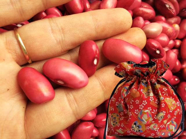 Cứ đến tháng cô hồn, cô gái lại giấu đậu đỏ dưới gối, biết lý do ai cũng làm theo Cứ đến tháng cô hồn, cô gái lại giấu đậu đỏ dưới gối, biết lý do ai cũng làm theo