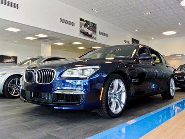 Ô tô sang tăng giá cả trăm triệu, những nguyên nhân khó cưỡng