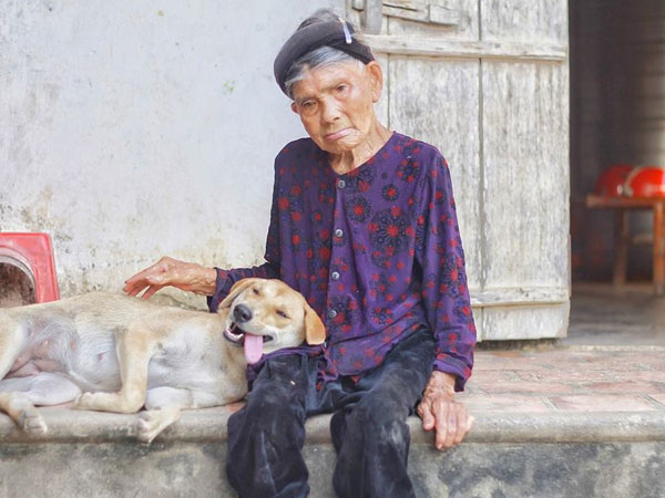 Cháu gái khoe ảnh ngoại thân thiết bên chú pet nhưng cộng đồng mạng chỉ cười ngất bởi dáng ngủ siêu lầy lội của chú chó cưng