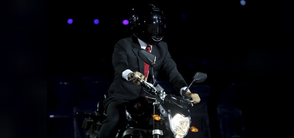 Tổng thống Indonesia chạy mẫu môtô gì trong lễ khai mạc ASIAD?