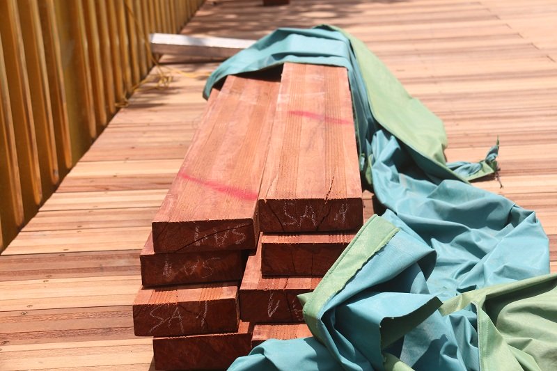 Đường đi bộ lát gỗ lim siêu sang ven sông Hương chưa xong đã nứt Đường đi bộ lát gỗ lim siêu sang ven sông Hương chưa xong đã nứt