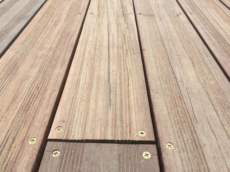 Đường đi bộ lát gỗ lim siêu sang ven sông Hương chưa xong đã nứt Đường đi bộ lát gỗ lim siêu sang ven sông Hương chưa xong đã nứt