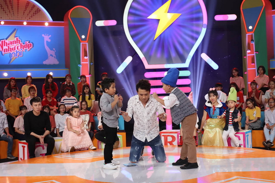 Nhanh như chớp nhí tập 3: Trấn Thành bị cậu bé biết tuốt chặt chém, chương trình lập kỷ lục với 3 giải nhất Nhanh như chớp nhí tập 3: Trấn Thành bị cậu bé biết tuốt chặt chém, chương trình lập kỷ lục với 3 giải nhất