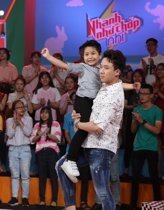 Nhanh như chớp nhí tập 3: Trấn Thành bị cậu bé biết tuốt chặt chém, chương trình lập kỷ lục với 3 giải nhất Nhanh như chớp nhí tập 3: Trấn Thành bị cậu bé biết tuốt chặt chém, chương trình lập kỷ lục với 3 giải nhất