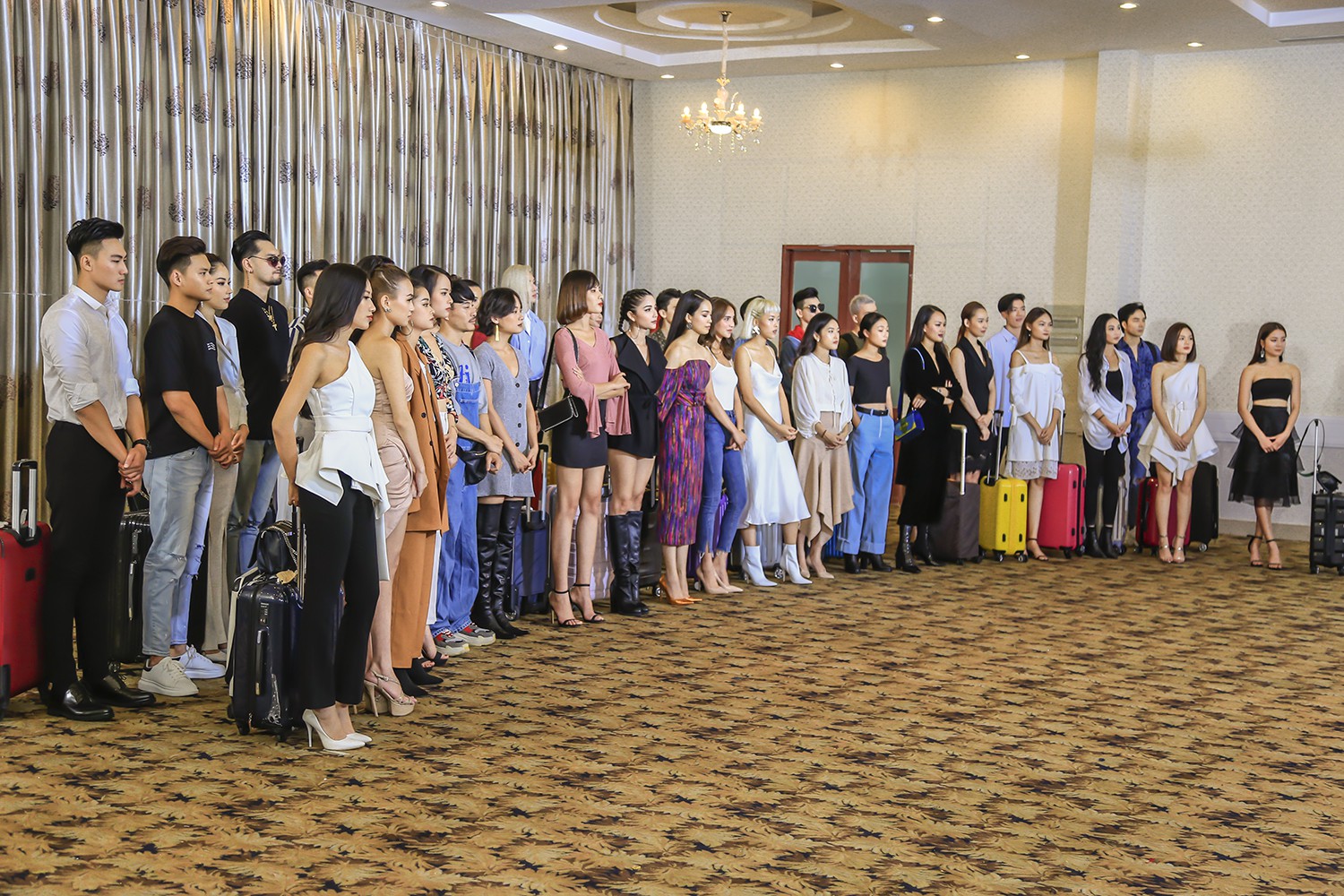 The Face 2018: Host Nam Trung làm khó thí sinh thay cho màn chào hỏi, hotboy Rời bỏ chia tay chương trình