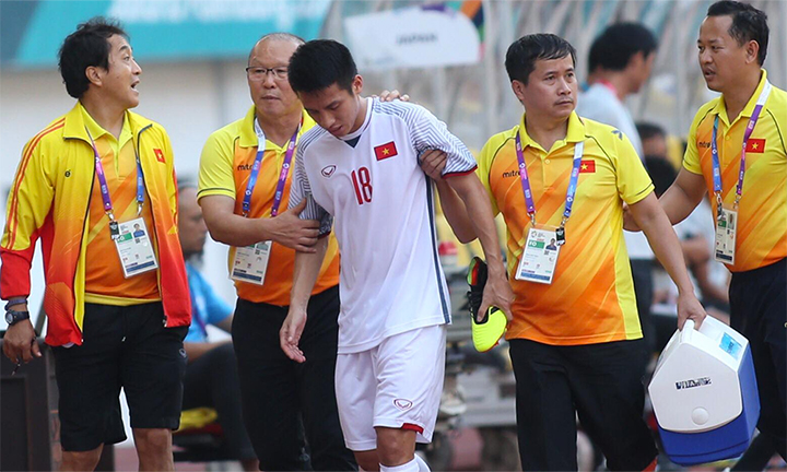 Hùng Dũng ở lại cổ vũ Việt Nam tại vòng 1/8