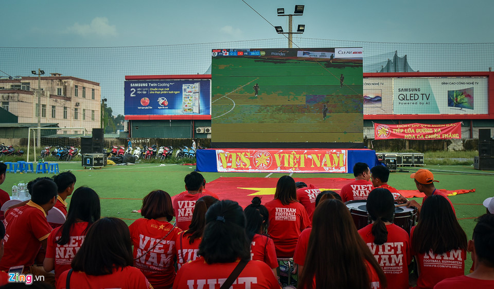 Cảnh xem bóng đá không bản quyền, tín hiệu kém ở Hà Nội