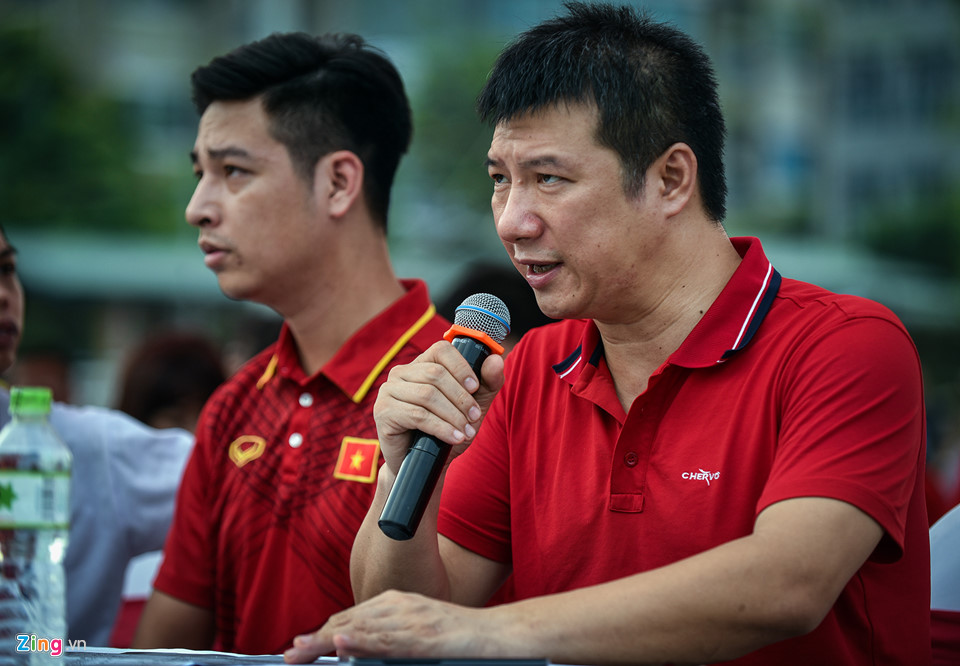 Cảnh xem bóng đá không bản quyền, tín hiệu kém ở Hà Nội