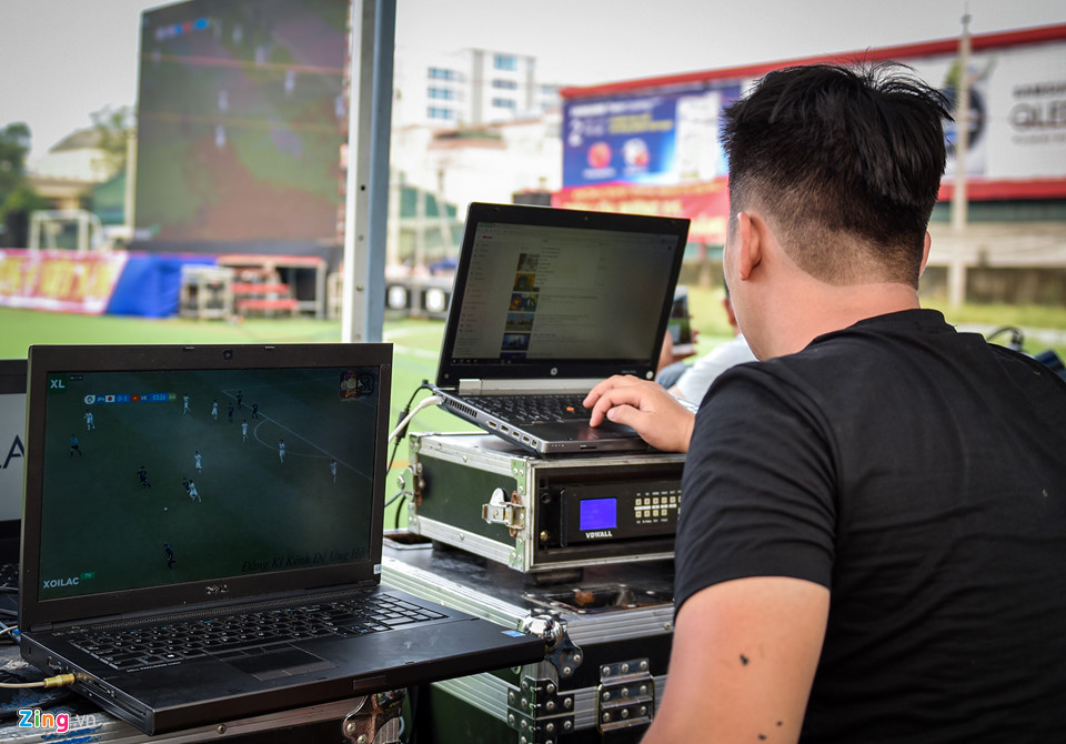 Cảnh xem bóng đá không bản quyền, tín hiệu kém ở Hà Nội