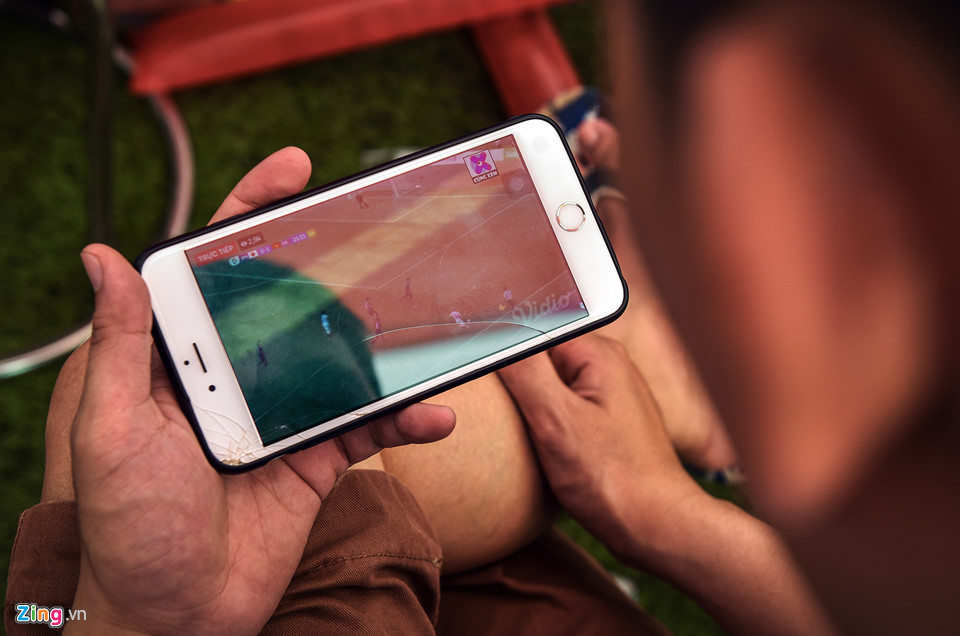 Cảnh xem bóng đá không bản quyền, tín hiệu kém ở Hà Nội