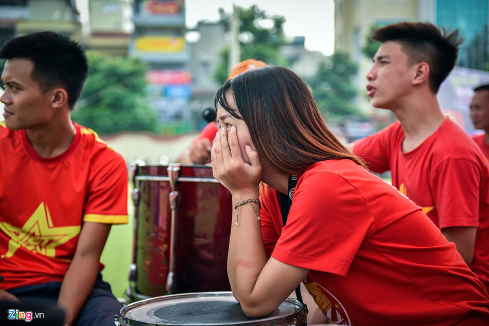 Cảnh xem bóng đá không bản quyền, tín hiệu kém ở Hà Nội