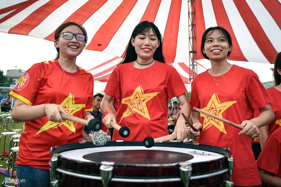 Cảnh xem bóng đá không bản quyền, tín hiệu kém ở Hà Nội