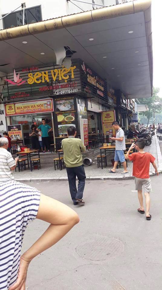 Thùng vữa từ ‘trên trời rơi xuống’ thủng mái che nhà hàng ở chung cư Linh Đàm, nhiều cư dân hú vía