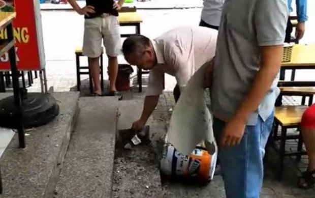Thùng vữa từ ‘trên trời rơi xuống’ thủng mái che nhà hàng ở chung cư Linh Đàm, nhiều cư dân hú vía