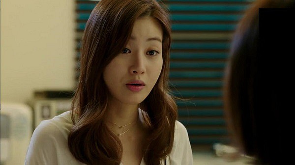 Một lần tình cờ về sớm con dâu phát điên khi thấy mẹ chồng để cháu nằm mút tay bên cạnh thùng rác...