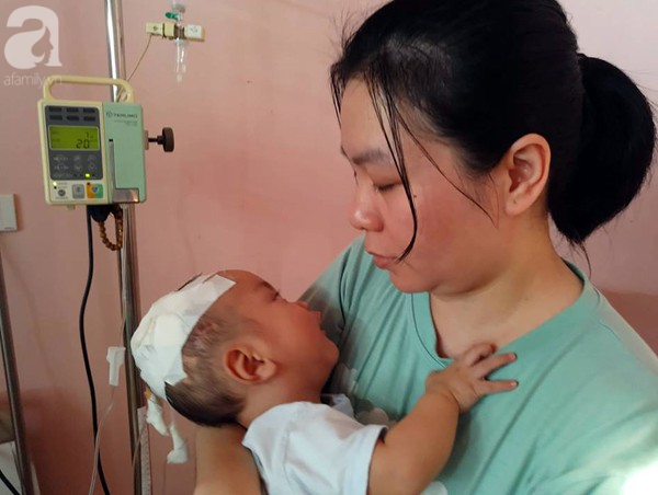 Sinh ra nặng chỉ 1kg, bé trai 14 tháng tuổi đau đớn chống chọi với căn bệnh quái ác