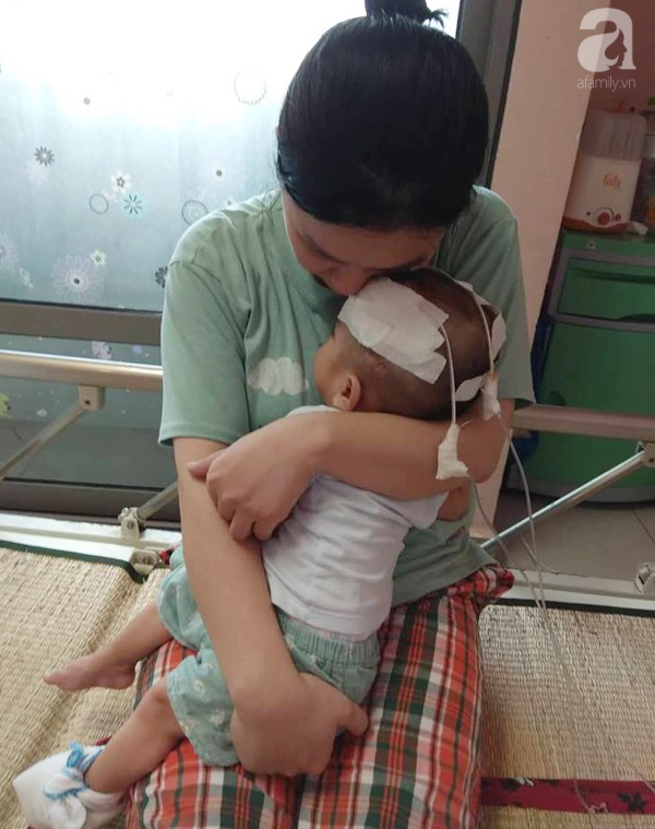 Sinh ra nặng chỉ 1kg, bé trai 14 tháng tuổi đau đớn chống chọi với căn bệnh quái ác