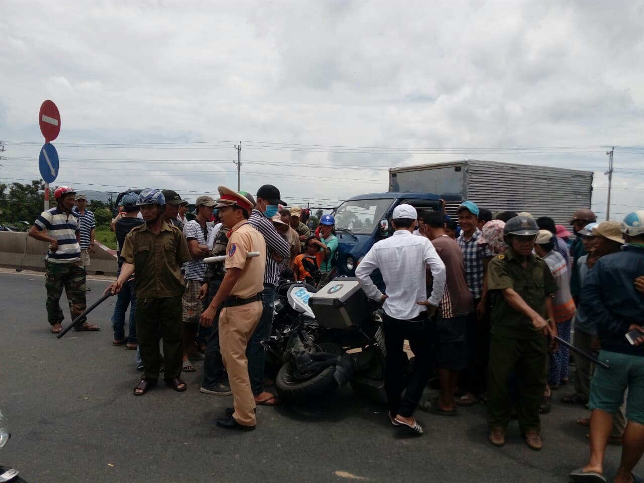 Xe phân khối lớn va chạm với ô tô tải, vợ chết, chồng nguy kịch