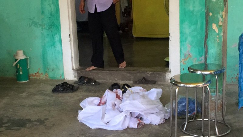 Đi viếng bạn bị con trai bạn cứa cổ tử vong