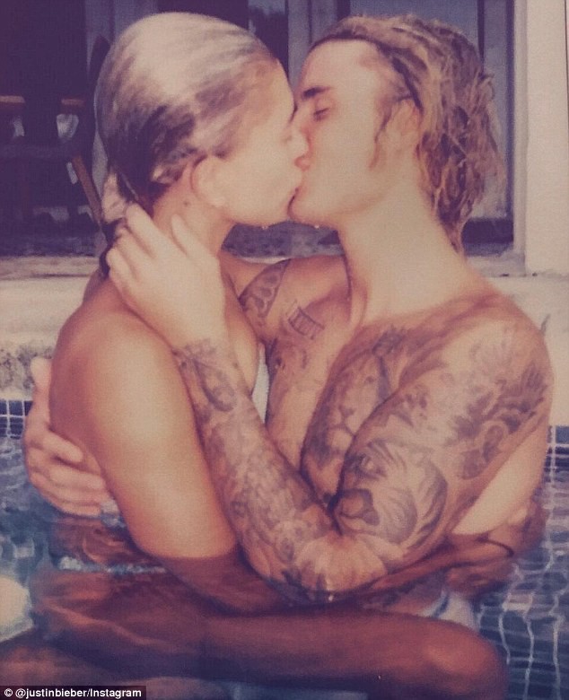 Hailey Baldwin khoe ảnh ngồi vào lòng anh bạn thân Justin Bieber và đeo nhẫn đính hôn 11 tỷ đồng