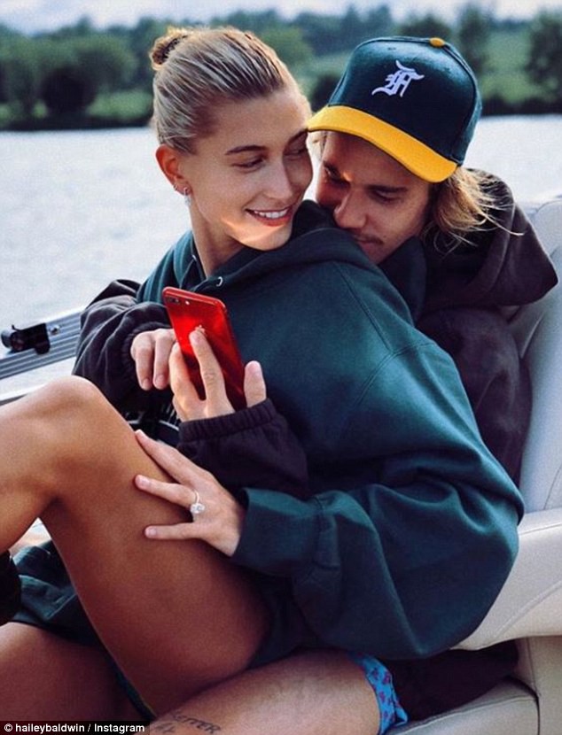 Hailey Baldwin khoe ảnh ngồi vào lòng anh bạn thân Justin Bieber và đeo nhẫn đính hôn 11 tỷ đồng