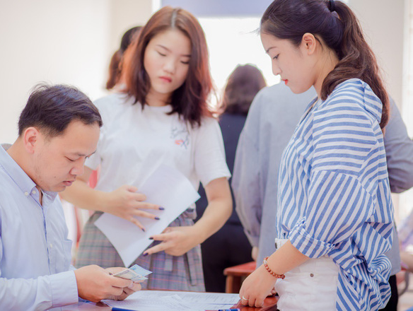 Ngắm dàn nữ sinh xinh xắn trường báo trong ngày nhập học, thế hệ hotgirl tiếp theo là đây chứ đâu