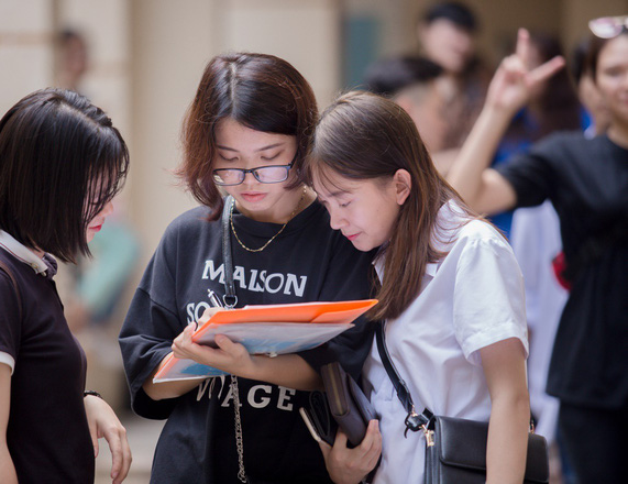 Ngắm dàn nữ sinh xinh xắn trường báo trong ngày nhập học, thế hệ hotgirl tiếp theo là đây chứ đâu