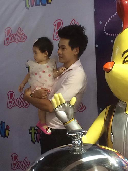 Lý do cha của con gái Mai Phương chưa thể về Việt Nam chăm sóc con khi cô nằm viện?