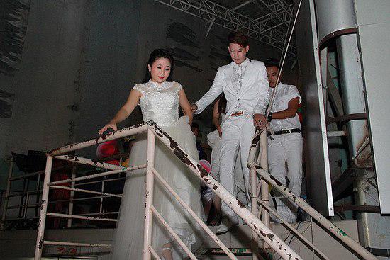 Lý do cha của con gái Mai Phương chưa thể về Việt Nam chăm sóc con khi cô nằm viện?