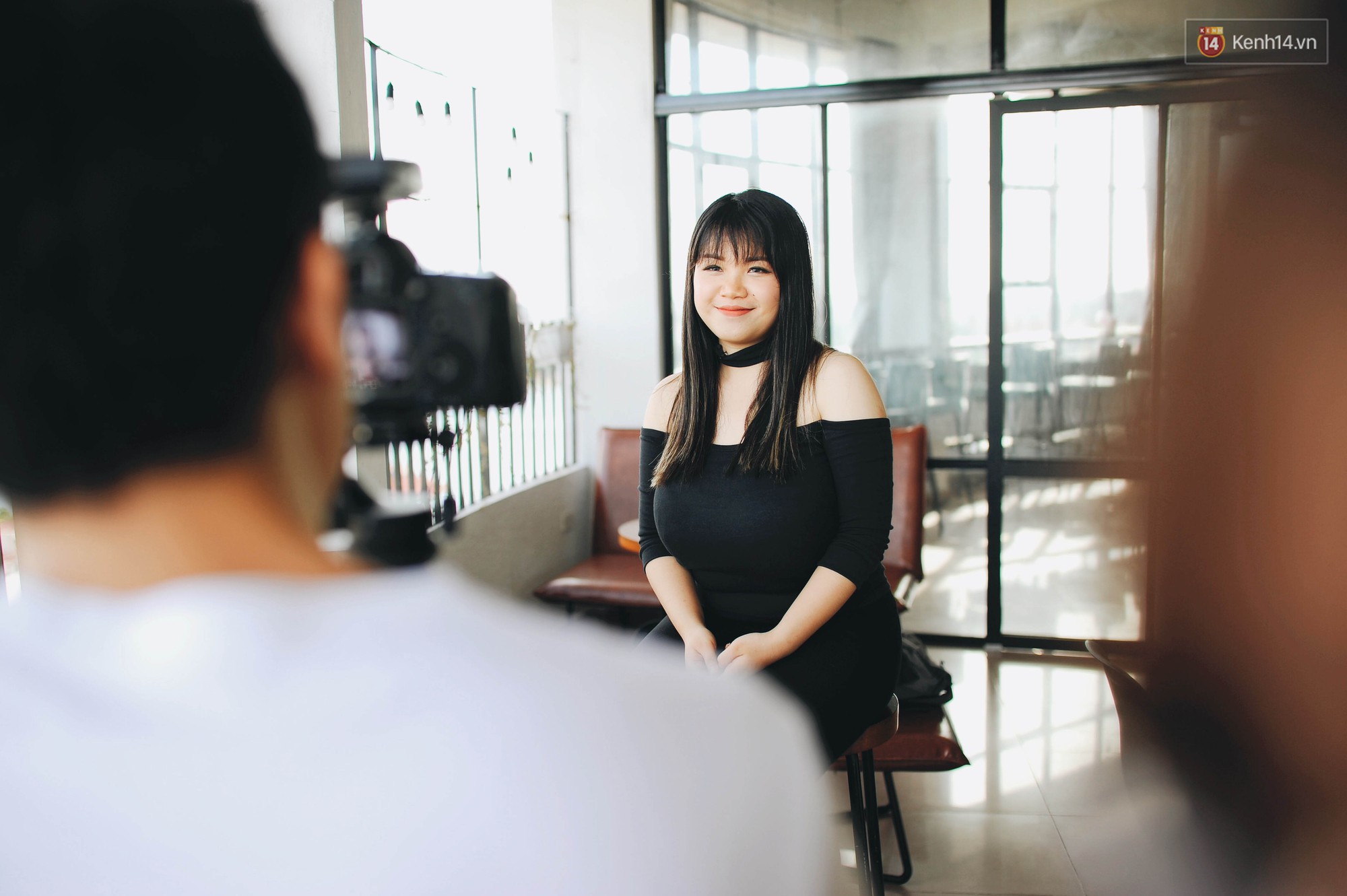 Cô gái siêu vòng 1 bất ngờ khoe ảnh tình tứ bên người yêu điển trai