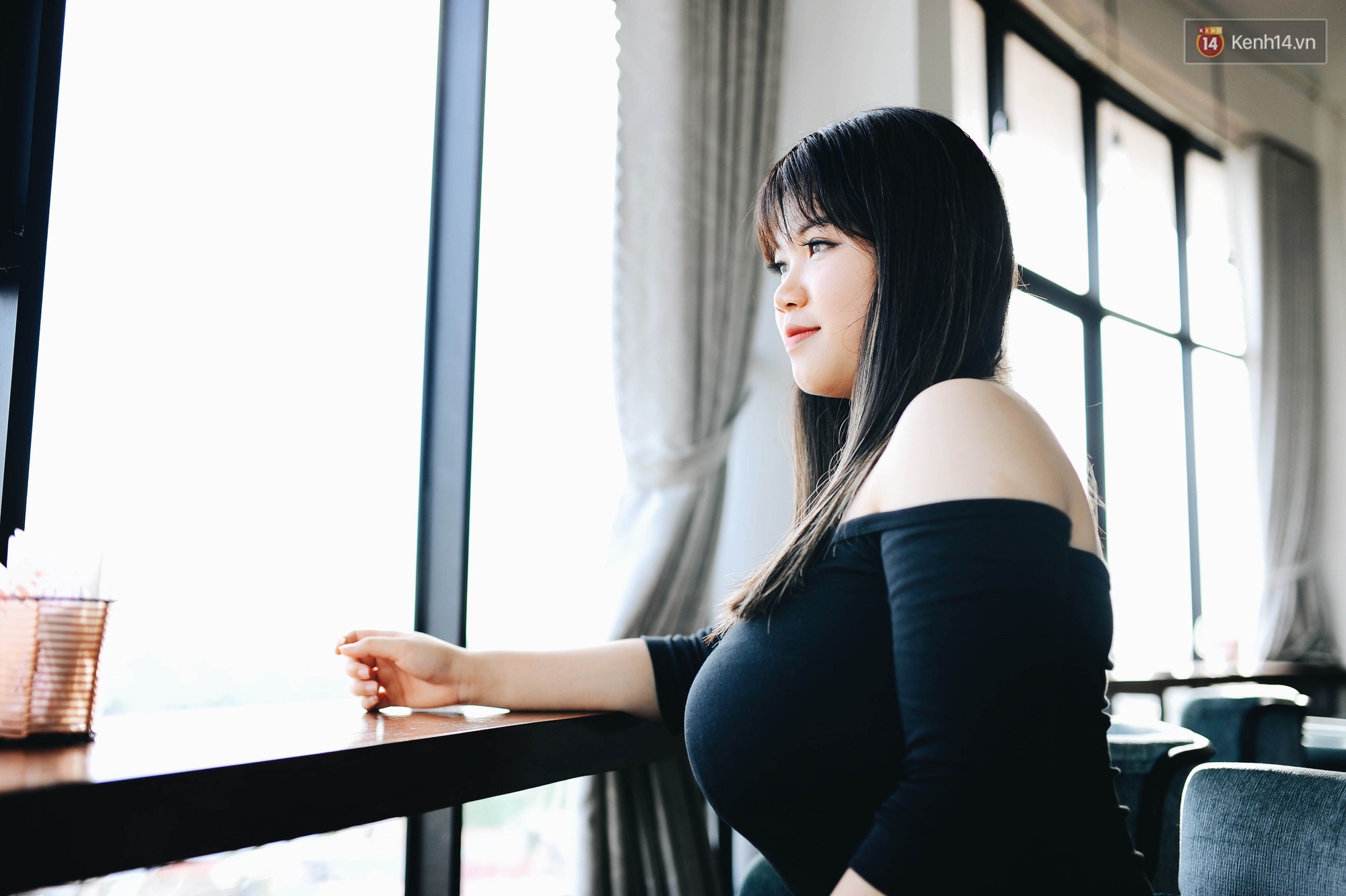 Cô gái siêu vòng 1 bất ngờ khoe ảnh tình tứ bên người yêu điển trai