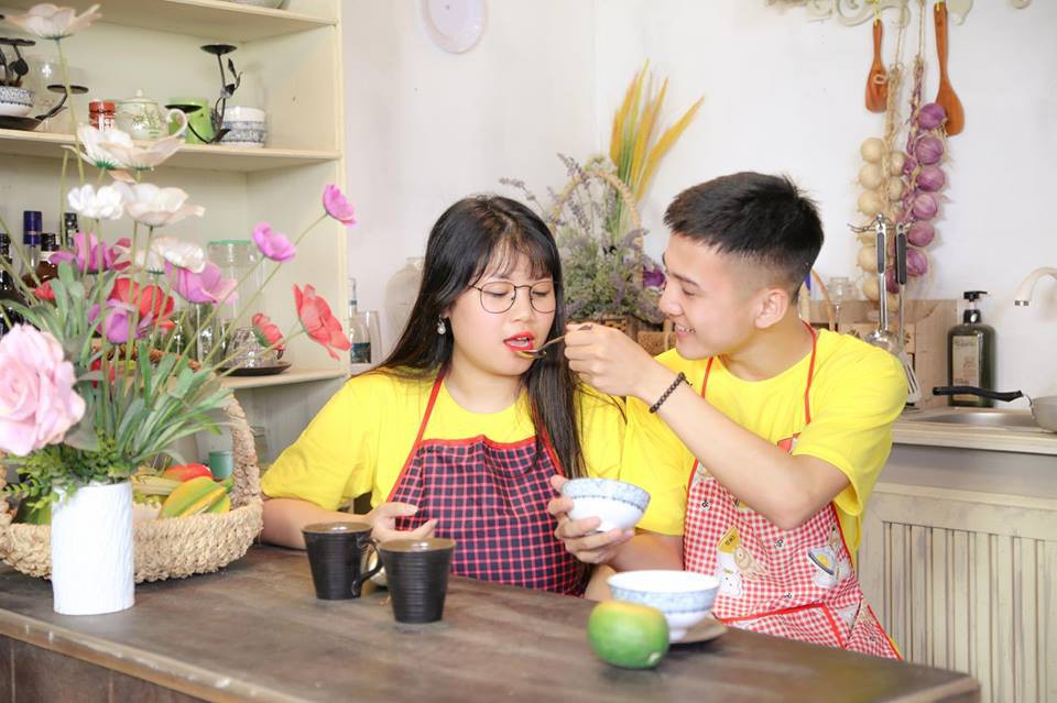 Cô gái siêu vòng 1 bất ngờ khoe ảnh tình tứ bên người yêu điển trai