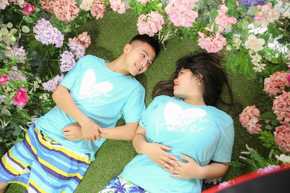 Cô gái siêu vòng 1 bất ngờ khoe ảnh tình tứ bên người yêu điển trai