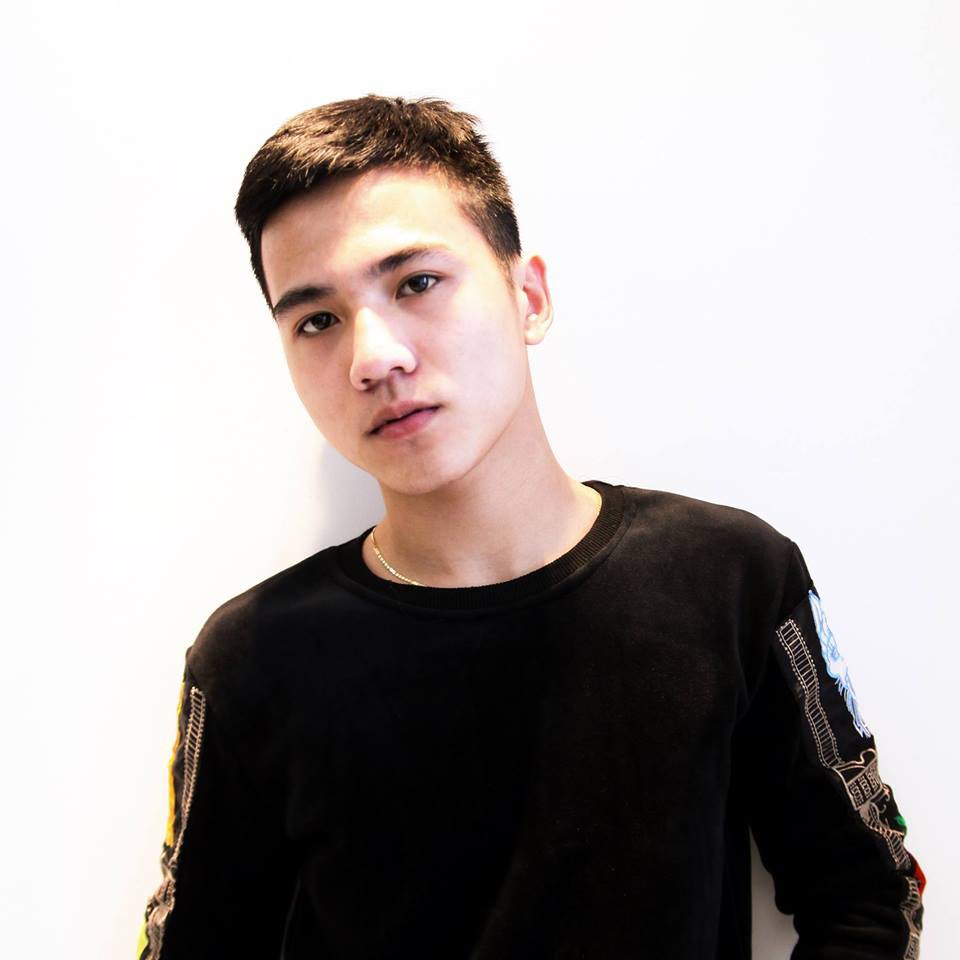 Cô gái siêu vòng 1 bất ngờ khoe ảnh tình tứ bên người yêu điển trai