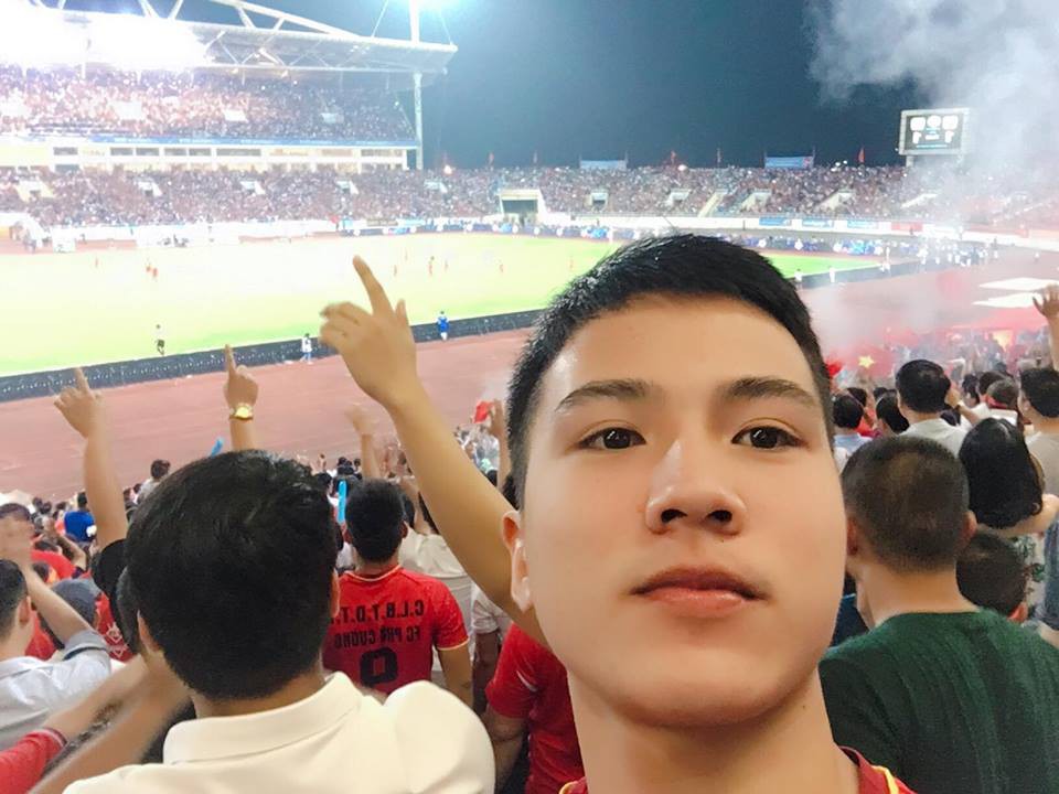 Cô gái siêu vòng 1 bất ngờ khoe ảnh tình tứ bên người yêu điển trai