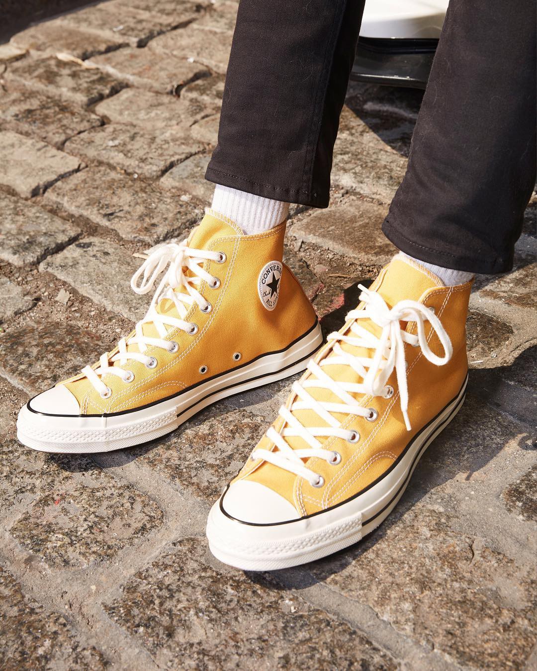 Sneakers đừng chỉ chọn trắng đen an toàn, còn có nhiều mẫu rực rỡ hot lắm đây này Sneakers đừng chỉ chọn trắng đen an toàn, còn có nhiều mẫu rực rỡ hot lắm đây này
